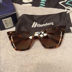 Brown Tortoiseshell Sunglasses with Gradient Lenses